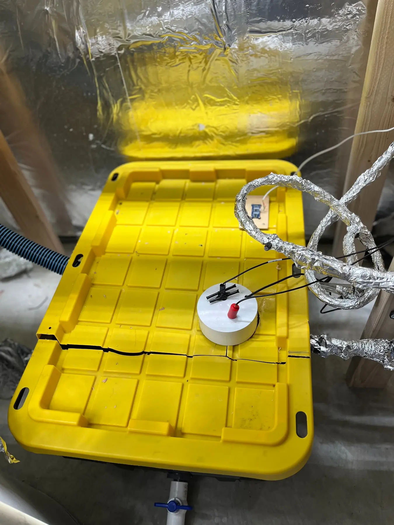 Yellow reservoir lid with probe connections and insulated wiring above it